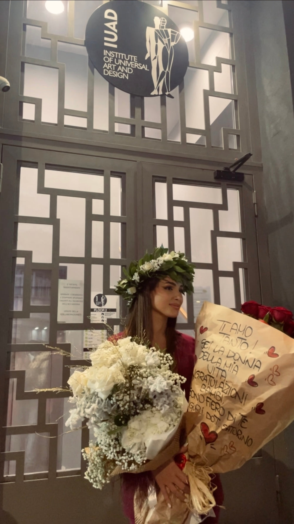 Alice Saturno il giorno della laurea, con i fiori