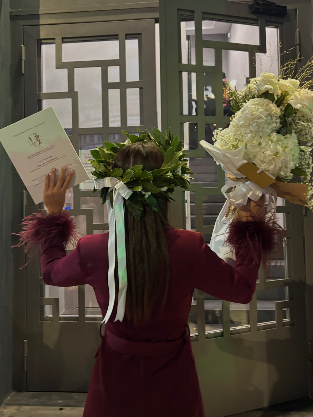 Alice Saturno con la tesi e i fiori